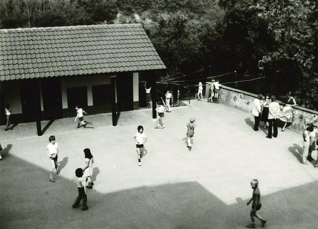 Schulhof 1981 mit Mauer zum Kindergartenspielplatz hin, Quelle:  Heimatbuch Künzelsau Band II, Jürgen Hermann Rauser, 1984, S. 329, Abbildung 552, mit freundlicher Genehmigung des Kreisarchives , Ko-45.5.51 | Foto: Kreisarchiv des Hohenlohekreises, Neuenstein