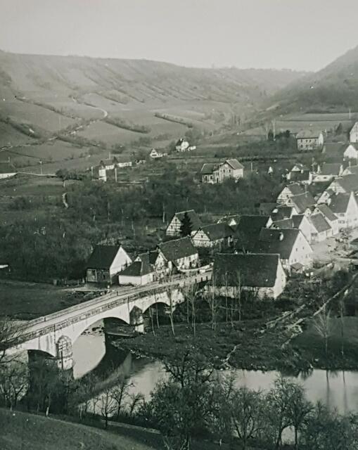 Ausschnitt aus dem vorigen Bild: hier ist das Schulhaus ohne Anbau zu sehen (der folgte erst rund 30 Jahre später), Quelle: Familienalbum von Ute Hannemann