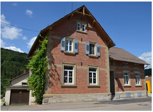 Das Schulhaus von 1893, aufgenommen 2020, links mit Garage und Anbau von 1952, rechts ein Stück des neuen Kindergartens