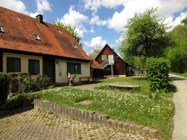 Wanderheim des Schwäbischen Albvereins mit Eichhörnchen.