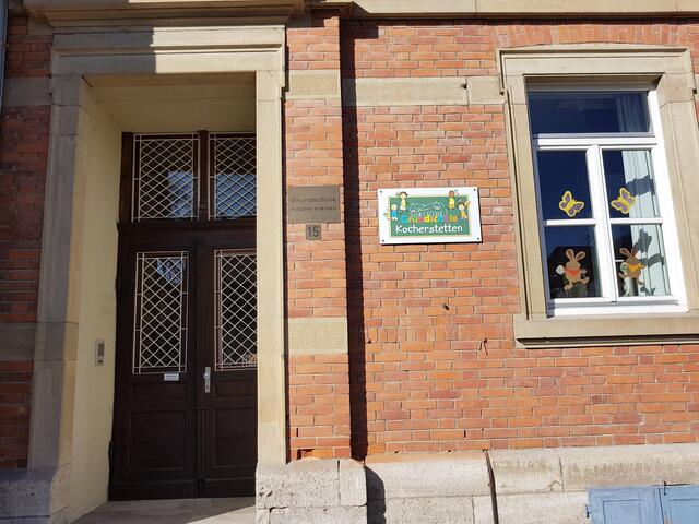 Altes und neues Schulschild am Eingang des alten Schulhauses