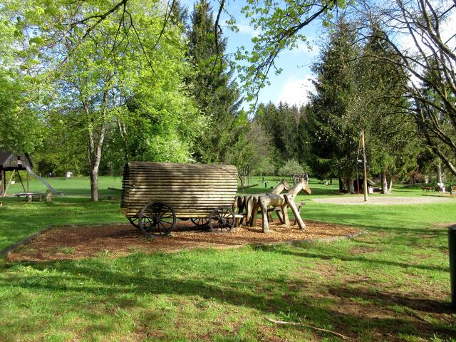 Ein sehr großer Spielplatz mit tollen gepflegten Rastplätzen um das leider geschlossene Freizeitheim am Rossberg, früh morgens noch menschenleer.