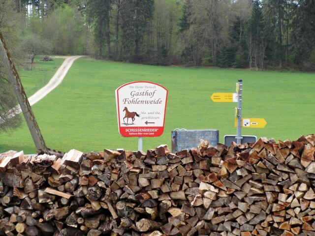 Wir sind am Fohlenhof angekommen, eigentlich Zeit für ein Frühstück mit Kaffee und belgischen Waffeln, aber so früh ist noch nichts geöffnet.