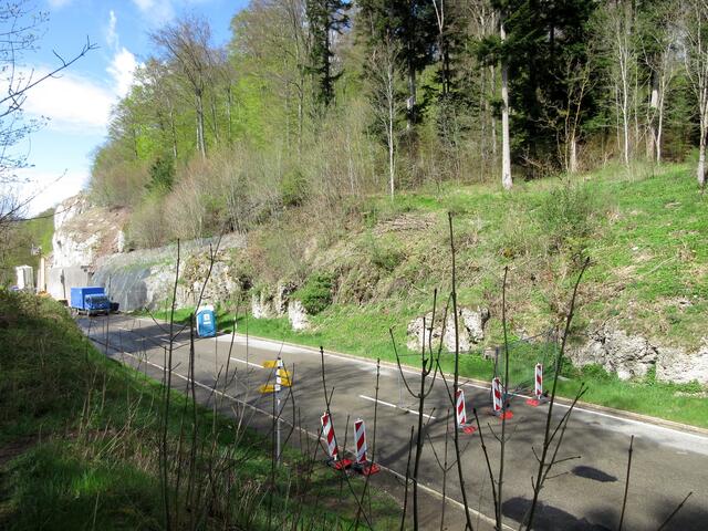 Hier war die Straße gesperrt um den Hang abzusichern.
