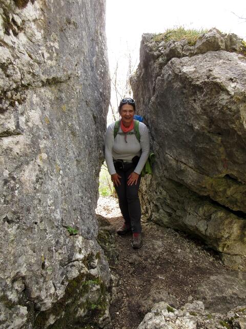 Schiebt die "Hexe" einfach mal die Felsen auseinander und geht durch.