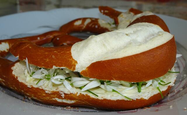 Bärlauchblütenbutterbrezel, Blüten für ein blühendes Leben