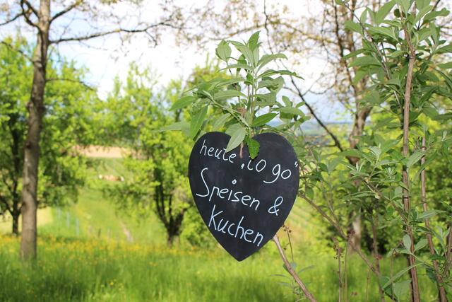 Mit Essen to go wirbt die Almhütte Coronabedingt.