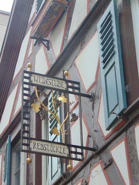 Ein wunderschönes schmiedeeisernes Schild von der  "Weinstube Rebstöckle"