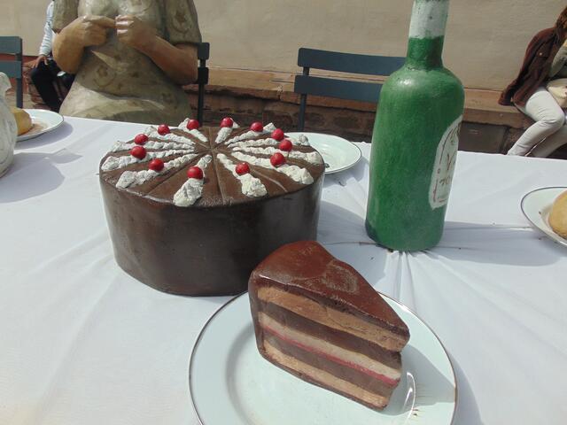 Das letzte Stück der Schoko-Nuss-Sahne Torte.          Aber die Schwarzwälder Kirschtorte ist noch nicht einmal angeschnitten.
