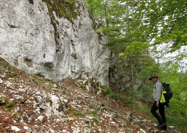 Hier unterhalb des Kohlwinkelfels ein Kreuz und die schwarze Hand. Das Rätsel, was es damit auf sich hat, konnten wir erst durch umfangreiche Recherchen zu Hause lösen.