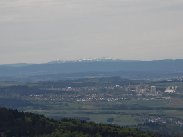 Und wie toll die Aussicht von hier oben ist, zeigt dieses Foto nochmal eindrucksvoll mit dem Ende Mai noch schneebedeckten Feldberg am Horizont.