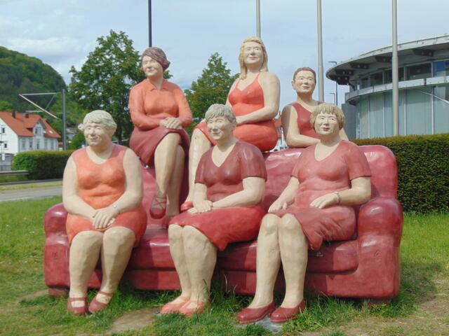 ... und gegenüber gibt es die Gruppe Ladies in Red.