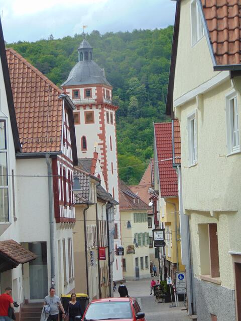 Blick vom Kandelschussbrunnen zurück in die Altstadt.
