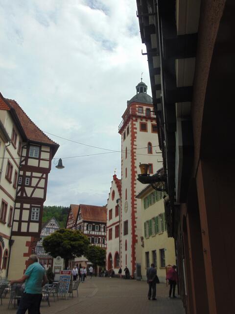 Blick auf den Marktplatz mit Rathaus.