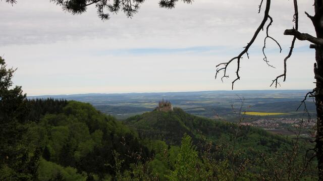 Der erste Blick auf die Burg Hohenzollern bereits am Trauffelsen (922 m)