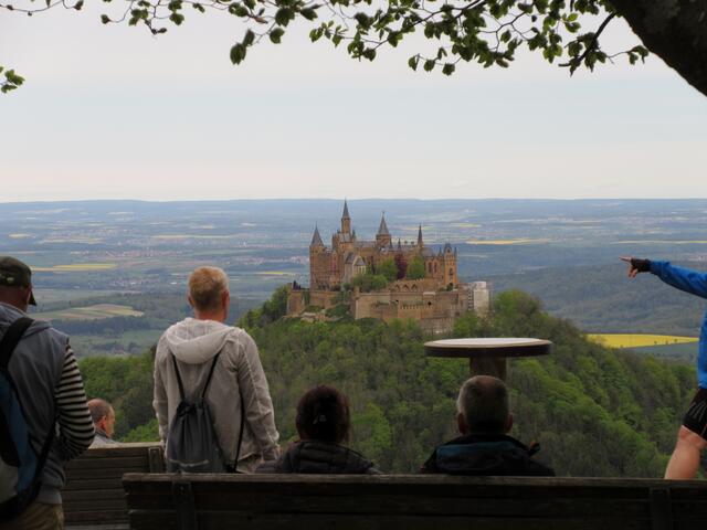 Am Zeller Horn der fotografisch bekannteste Blick auf die Burg Hohenzollern. Die Menschen halten sich sehr gut an die AHA-Regeln, auch wenn die Tiefe des Fotos es anders erscheinen lässt.