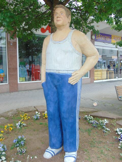 Dem jungen Sportler ist es nach dem Training ganz schön warm geworden!