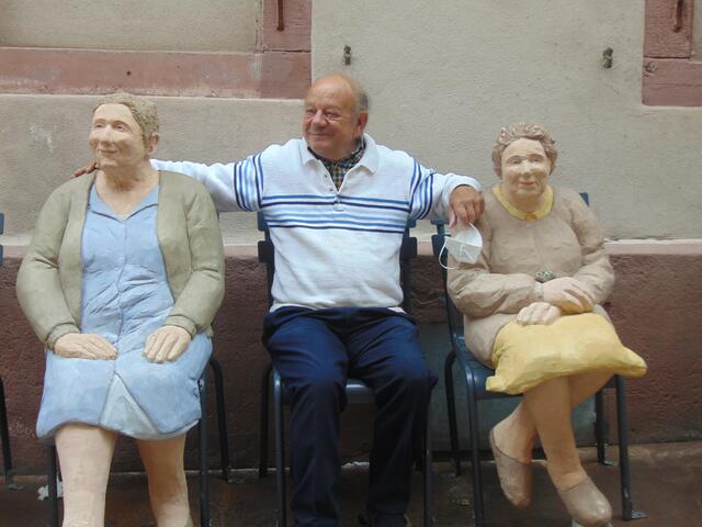 ... Und der Herr dazwischen fühlt sich natürlich wie der Hahn im Korb!