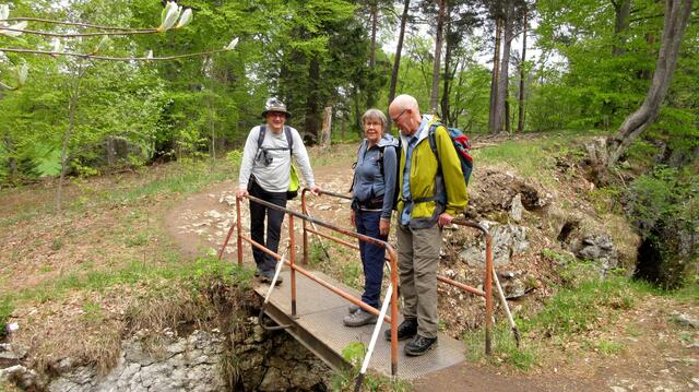 Am Hangenden Fels hilft eine Brücke den Wanderern die zwei Meter breite und 200 m lange Abrisskluft zu überwinden. Es handelt sich bei dem Stein um abtragungsresistente Oberjura-Deckschicht, die nach den weichen Mitteljura-Schichten nachbricht.