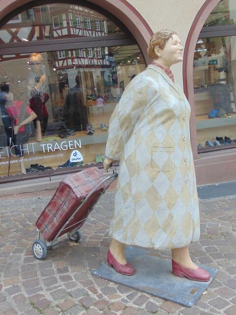 "... haben sie da etwas verwechselt? Heute ist nämlich Feiertag, weil sie ihren Einkaufstrolley dabei haben!"