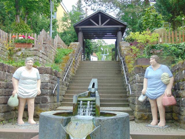 Die zwei Hübschen mit ihrem hochgerafften Röckle am Kandelschussbrunnen.