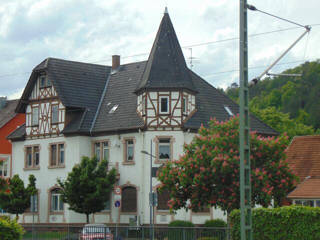 Über der Straße steht dieses hübsche Fachwerkhaus.