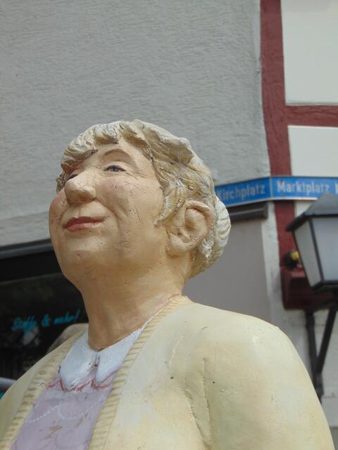 Auf alle Fälle hat sie einen sehr seligen Gesichtsausdruck.