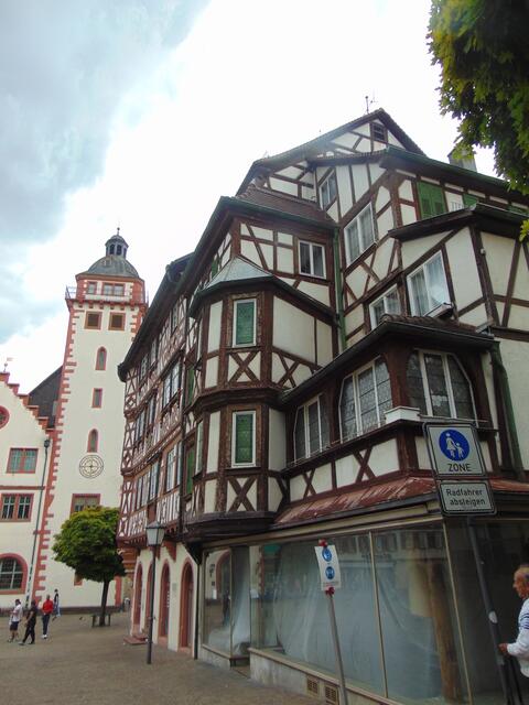 Palm´sches Haus von hinten am Marktplatz mit Blick auf das Rathaus.
