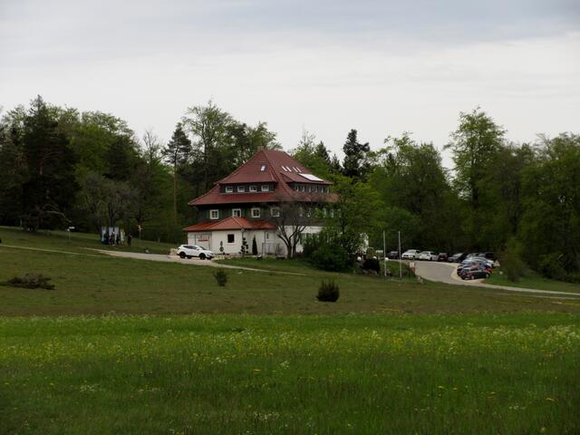 So kamen wir hinauf auf den Raichberg und am Nägelehaus vorbei. Der Parkplatz gut gefüllt, obwohl das Wetter unangenehm wurde, sobald die Sonne weg war gab es Windboen.