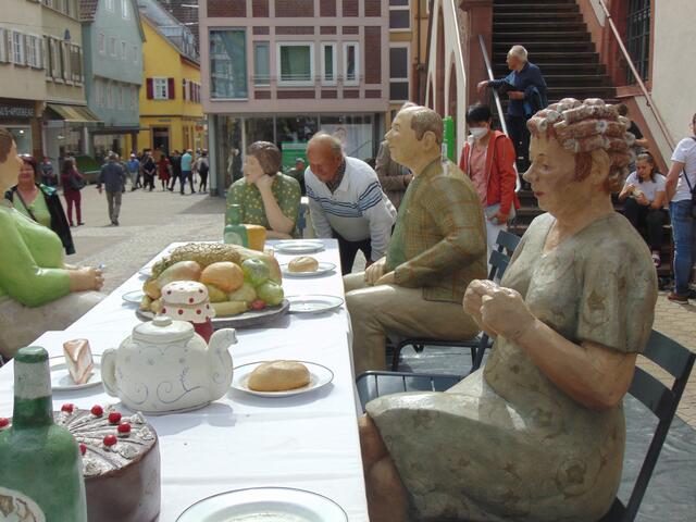 "Die Kaffeetafel ist gedeckt. Komm, und setz dich dazu!"