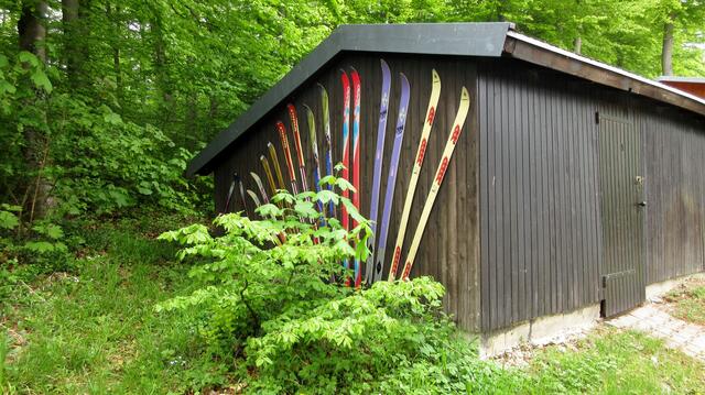 Die Wolfbühlhütte, sie gehört dem SVE. Die Skier hatten uns etwas verwirrt, aber das S steht tatsächlich für Schneeschuh.