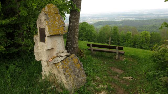 Nachdem wir bei den Jahrhundertsteinen Mittagsrast gemacht hatten, gab es kurz darauf schon wieder einen Aussichtspunkt mit Gedenkstein. Hier stürzte 2005 ein Hubschrauber ab, 4 Menschen kamen ums Leben.