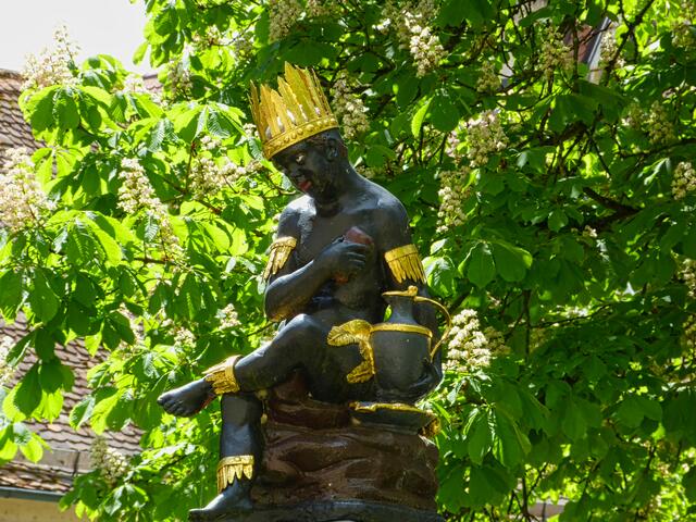 Kloster Schöntal, Brunnenstatue im blühenden Kastanienbaum