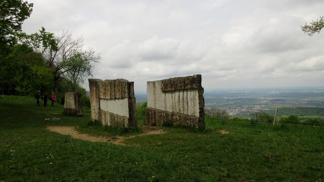 Gerade als wir hier ankamen, holte uns eine Gruppe ein. Einer erzählte, dass er dabei war, als die Steine aufgestellt wurden. Man hat die einzelnen Elemente mit dem Unimog den steilen Hang herauf gezogen.