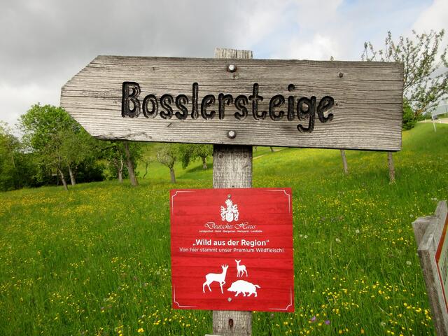 Schöne alte Holzschilder weisen den Weg