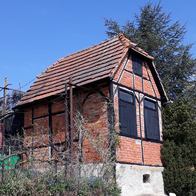 Backsteinhäuschen oberhalb von Lauffen