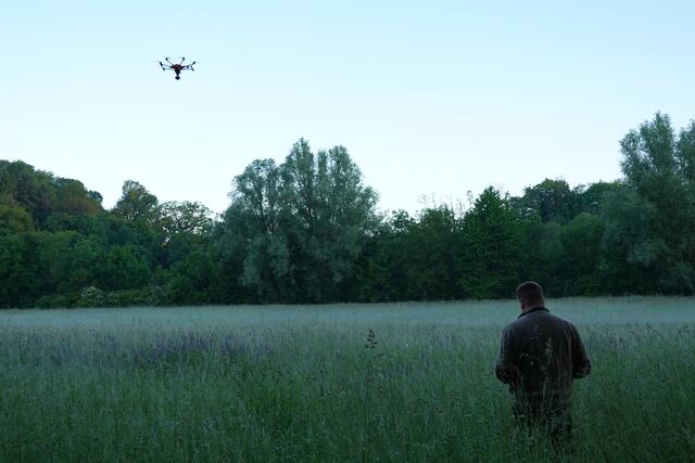 Wer Rehkitze mit der Wärmebild-Drohne finden will, muss früh aufstehen - wie Julian Dickmann, der Drohnenpilot.