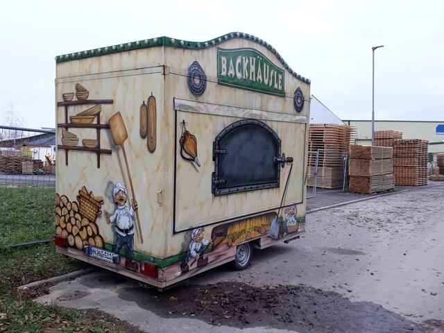 Hütte auf Rädern mit Backofen, gefunden in Berwangen