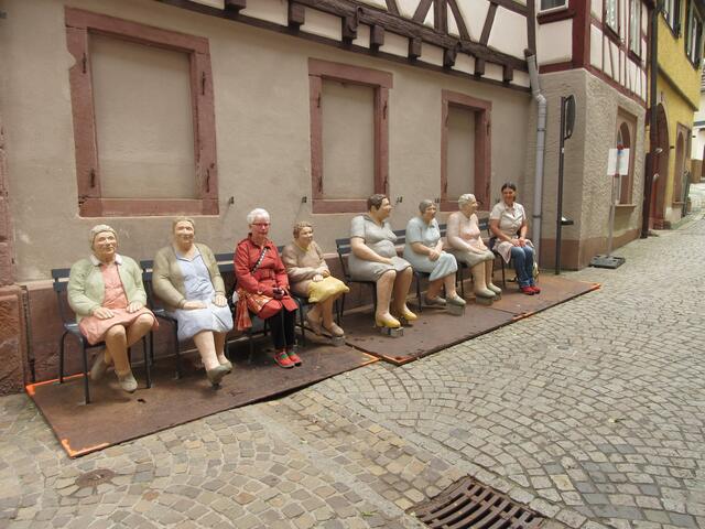 Alle Stühle besetzt im Wartezimmer.
