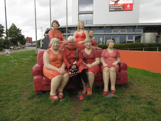 Die Mittwochswanderungen fielen aus und so fanden Donnerstagsaufflüge statt. Unsere Wanderfreundin passt doch sehr gut zu den Roten Damen.