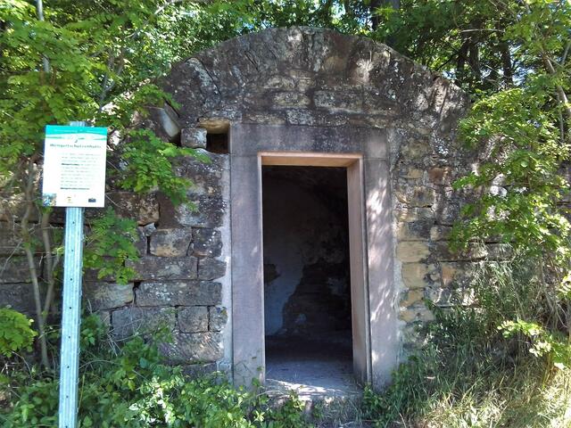 Weinberghäusle in den Berg gebaut bei Beilstein