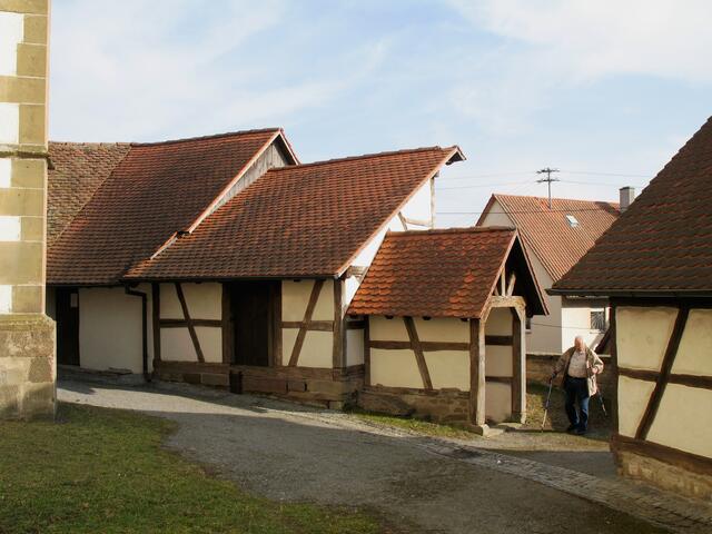 Die Gaden (Vorratshütten) bei der Wehrkirche St. Peter, Lienzingen