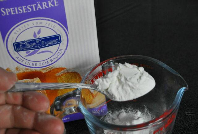 1 Teelöffel Speisestärke (sie gibt uns dann das trockene Gefühl in den Achseln) | Foto: Daniela Somers