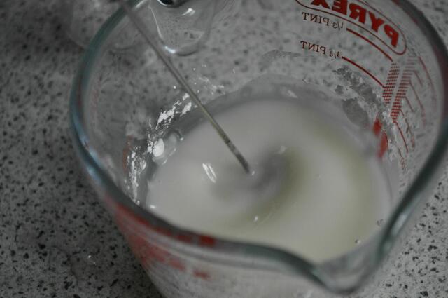 Das Öl wird in das Pulvergemisch gegossen und gerührt bis alle Klümpchen verschwunden sind. | Foto: Daniela Somers