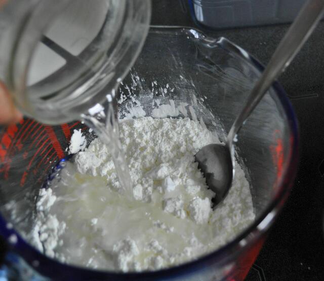 geschmolzenes Kokosöl wird ins Pulver gegossen. | Foto: Daniela Somers