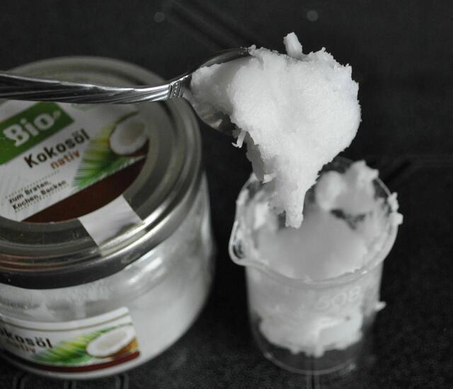 2 Teelöffel Kokosöl (Kokosöl riecht nicht nur gut, sondern hat auch eine desodorierende Wirkung). Zudem härtet es auch unter 25 C aus. | Foto: Daniela Somers