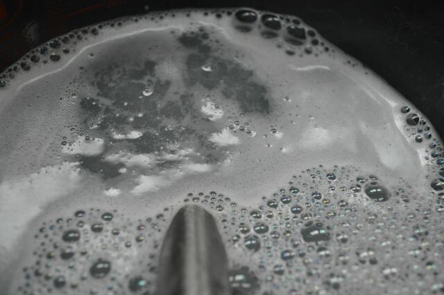 sogar das Abwaschwasser der benutzten Teile sprudelt. | Foto: Daniela Somers