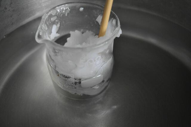 Im Wasserbad über 25 C wird es flüssig | Foto: Daniela Somers