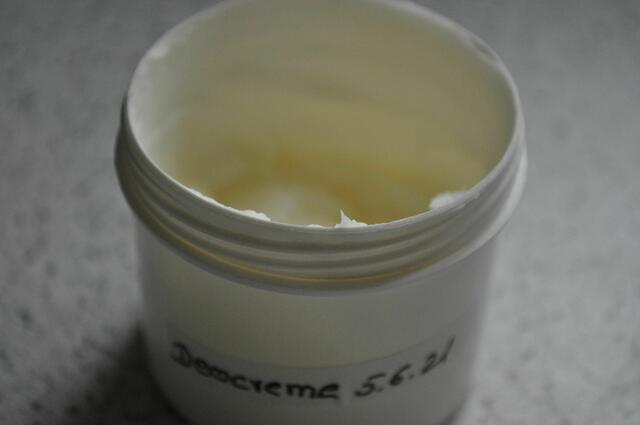 Beschriften nicht vergessen. Das Deo schützt garantiert 24 Std. | Foto: Daniela Somers