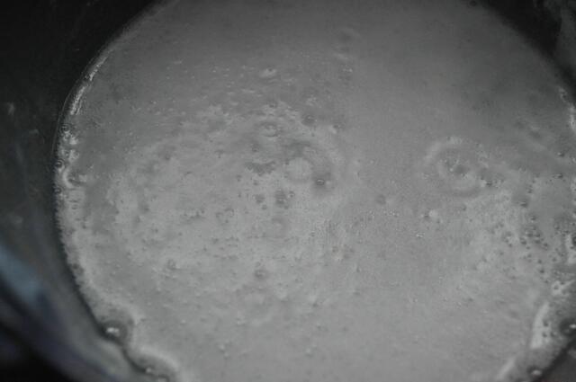 Heißes Wasser in die benutze Schüssel gegossen, zeigt wie das Badewasser sprudeln wird. | Foto: Daniela Somers